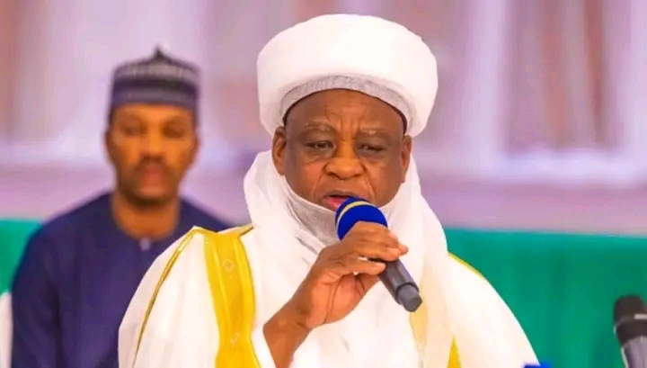 Sultan of Sokoto speaking into a microphone